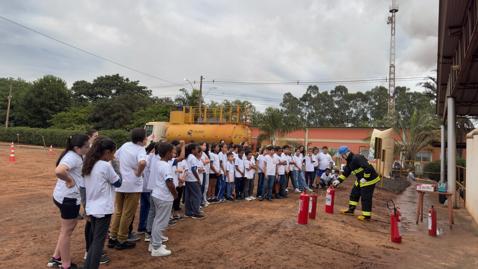 Ação de segurança e educação com estudantes na unidade da Colombo