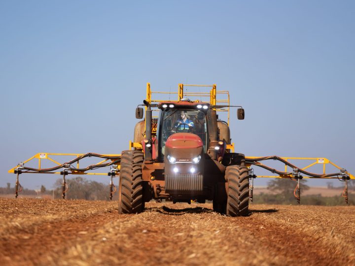 Operação agrícola mecanizada no canavial